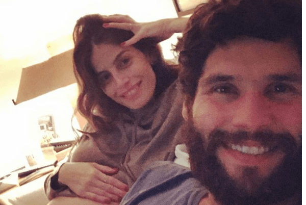 Novo Jesus da Record, Dudu Azevedo aparece com a esposa, grávida, e faz declaração de amor