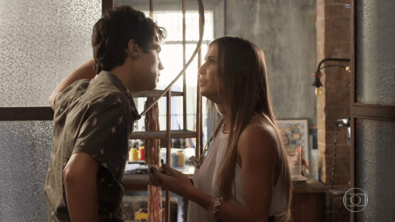 Valentim (Danilo Mesquita) e Karola (Deborah Secco) em cena de Segundo Sol (Foto: Reprodução/Globo)
