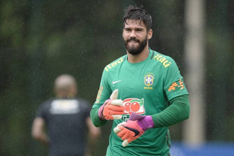 Mulher do goleiro gato da Seleção comemora casamento e deixa fãs babando