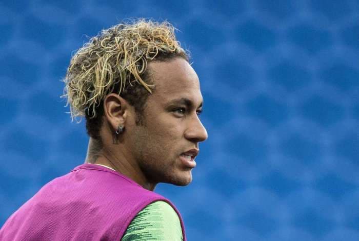 Após ser criticado por mudanças no visual de Neymar, cabeleireiro do atacante dá trato no penteado de jogadores rivais