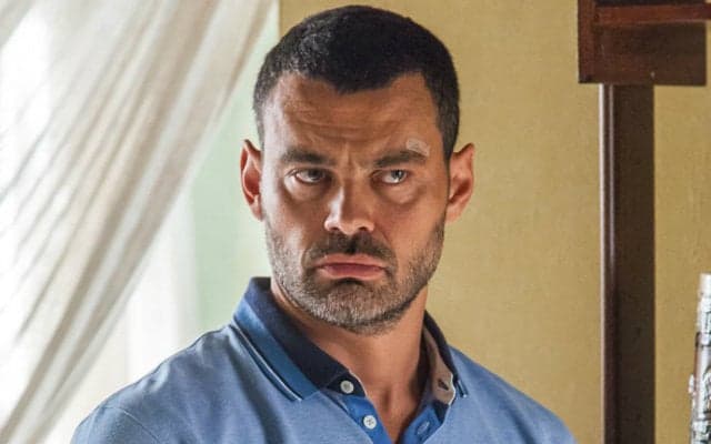Fã diz que Carmo Dalla Vecchia é o pai do filho dela e impressiona