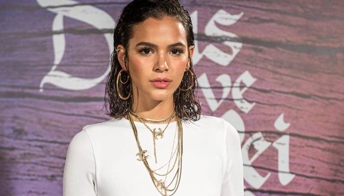 Após voltar da Rússia, Bruna Marquezine causa alvoroço e é elogiada em foto na web
