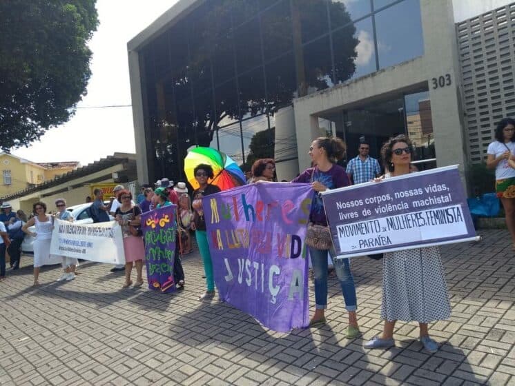 Mulheres se revoltam com fala de famoso apresentador e protestam pedindo demissão em frente a emissora