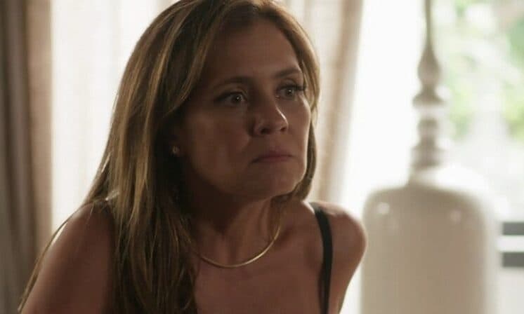 Garota é espancada e entra em pânico com ameaça de Laureta em Segundo Sol: "Manda matar"