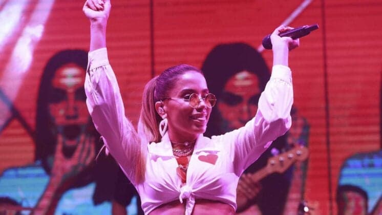 Um dia após ser elogiada pelos gringos, Anitta erra lugar de entrevista e paga mico em Londres