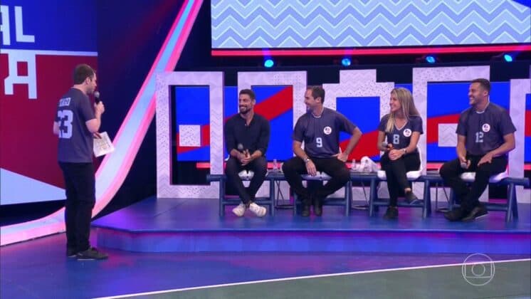 DJ gata rouba a cena na estreia do Central da Copa, programa apresentado por Tiago Leifert na Globo