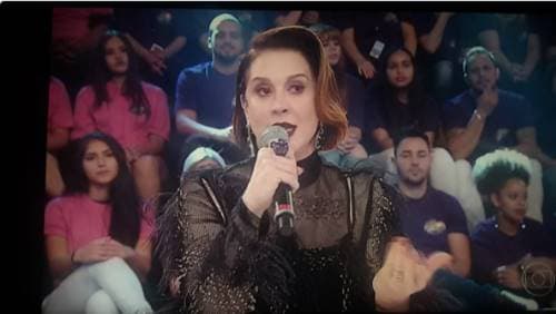 Look "gótico" de Claudia Raia em programa da Globo vira piada na internet