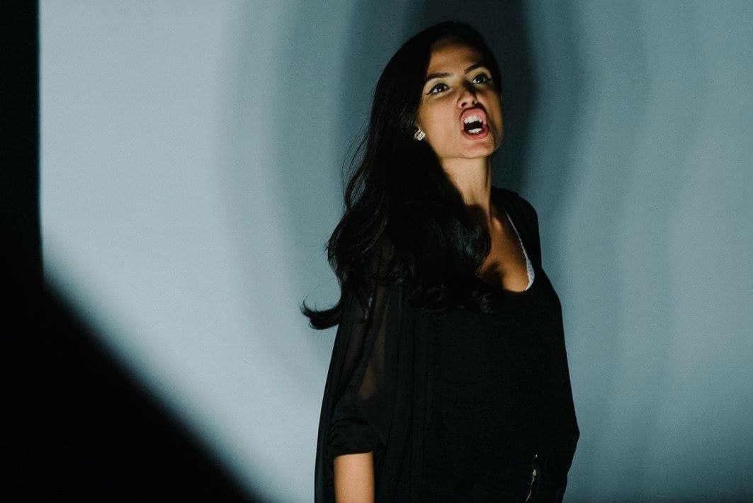 Dayanna Maia no teatro (Foto: Divulgação)
