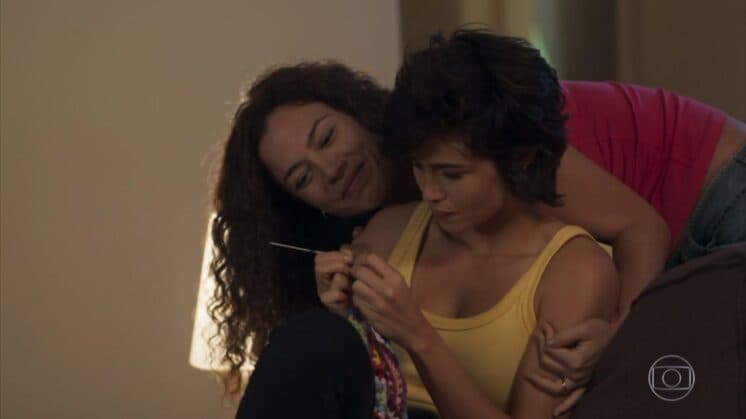 Sem beijo, fãs de Segundo Sol questionam se relacionamento entre Maura e Selma é namoro ou amizade
