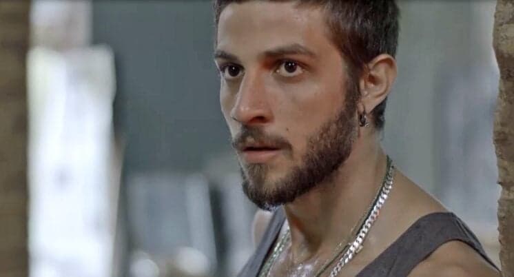 No ar em Segundo Sol dando vida ao personagem Ícaro, Chay Suede revela dificuldade em fazer cenas de nudez