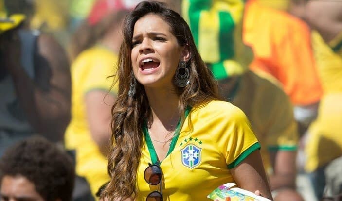 Bruna Marquezine desobedece a Fifa, bate o pé e quebra regras da Copa do Mundo