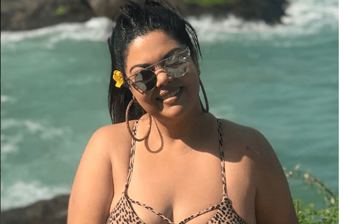 Aos 42 anos, atriz Fabiana Karla aparece só de biquíni e manda recado