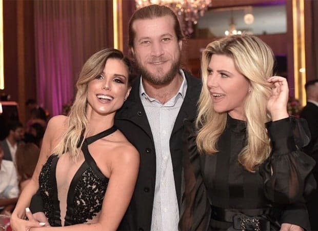 Disputado por duas no Big Brother Brasil, vencedor do reality show coleciona 'tocos' em festinha