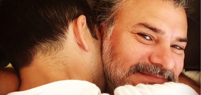 Marido de Leonardo Vieira relembra viagem romântica com o ator e movimenta a web com declaração