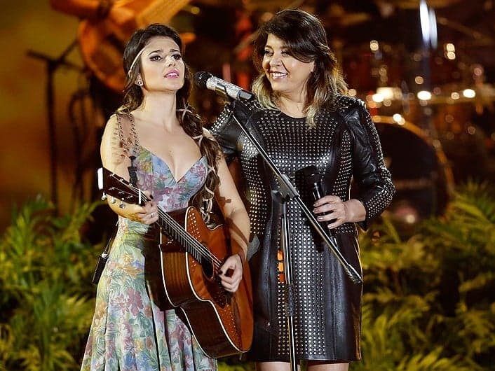 Roberta Miranda detona Paula Fernandes, acusa de imitá-la e faz desabafo: "indignada"