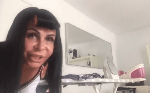 Dona de casa: Gretchen aparece passando roupa e desabafa: "Não tem glamour quando volta pra casa"
