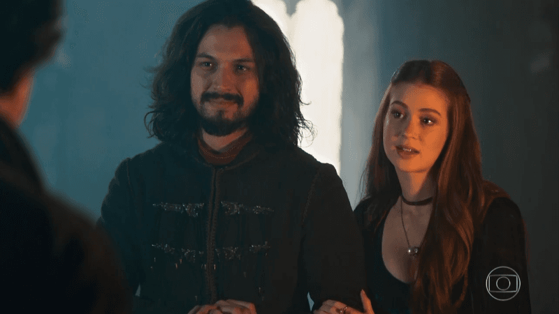 Afonso (Romulo Estrela) e Amália (Marina Ruy Barbosa) em cena de Deus Salve o Rei (Foto: Reprodução/Globo)