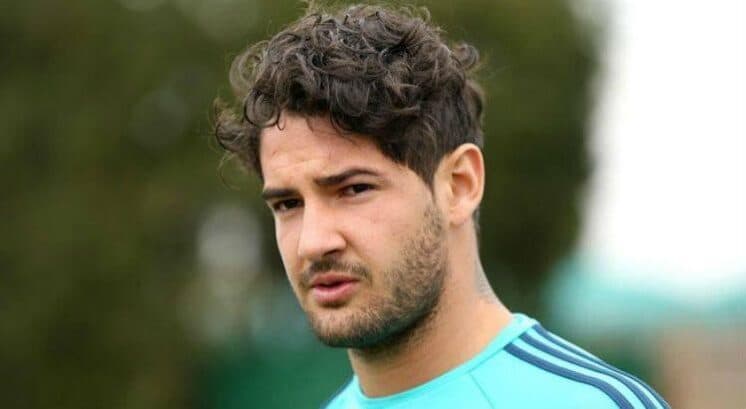 Após assumir namoro, Alexandre Pato viaja com namorada para a Itália: "Nossos corações são como pedras de fogo"