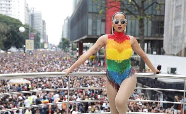 Anitta brilha na Parada do Orgulho LGBT e arrasta multidão em São Paulo