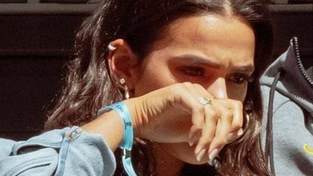 Fãs flagram Bruna Marquezine chorando ao ver Neymar emocionado em campo