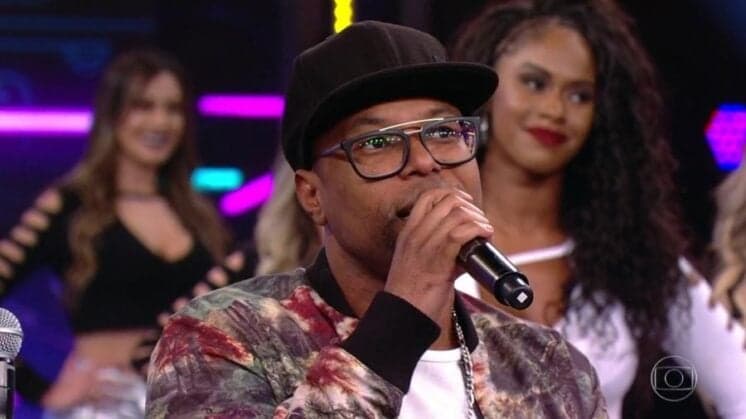 No Domingão do Faustão, Buchecha relembra trajetória de vida difícil e se orgulha: "Não fujo das origens''
