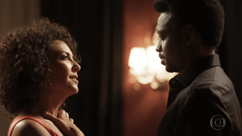 Cacau (Fabiula Nascimento) e Roberval (Fabrício Boliveira) em cena de Segundo Sol (Foto: Reprodução/Globo)