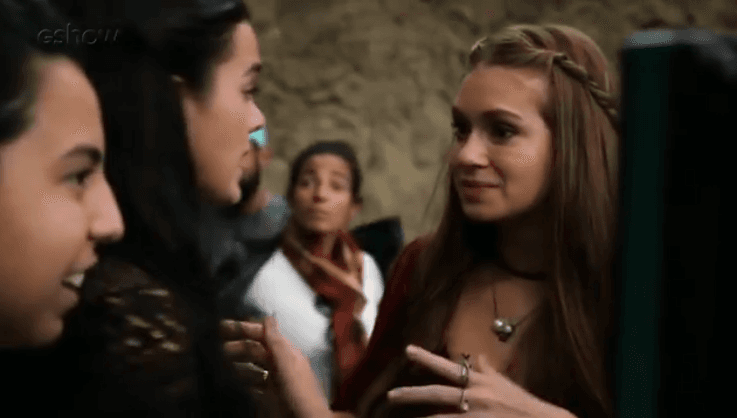 Amigas de infância, Bruna Marquezine e Marina Ruy Barbosa gravam cena de briga feia e vão aos prantos nos bastidores; assista