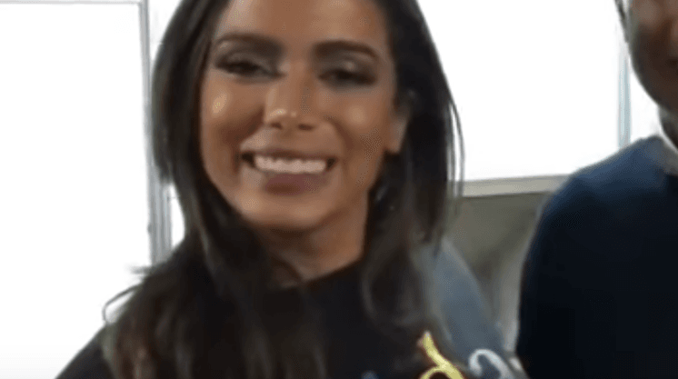 Anitta posa com polêmico pré-candidato e é detonada nas redes sociais