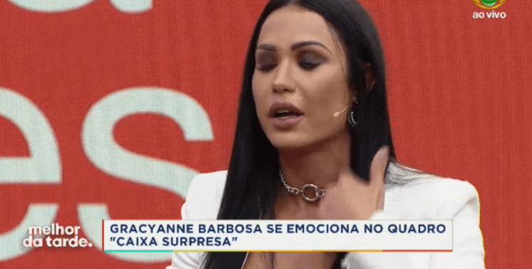 Gracyanne Barbosa vai aos prantos ao revelar que era obrigada a dormir na rua e diz que está proibida de engravidar