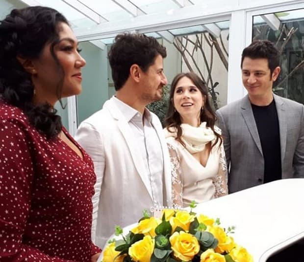 Gustavo Araujo e Daphne Bozaski junto de seus padrinhos (Foto: reprodução / Instagram) Gustavo Araujo e Daphne Bozaski junto de seus padrinhos (Foto: reprodução / Instagram)