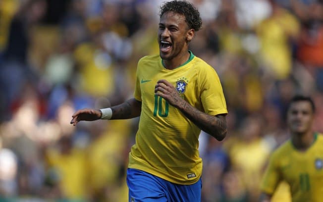 Em dia de jogo da Seleção Brasileira, famosos entram no clima da Copa do Mundo e fazem festa
