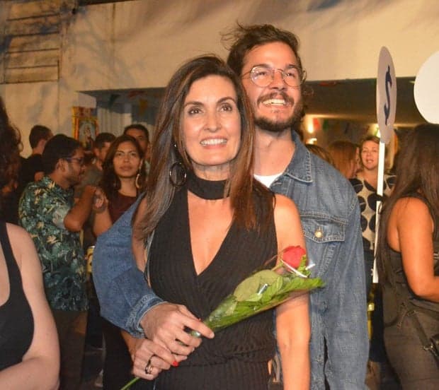 25 anos mais velha, Fátima Bernardes rebate comentários maldosos que poderia ser mãe do namorado: "E daí? Ele não é"