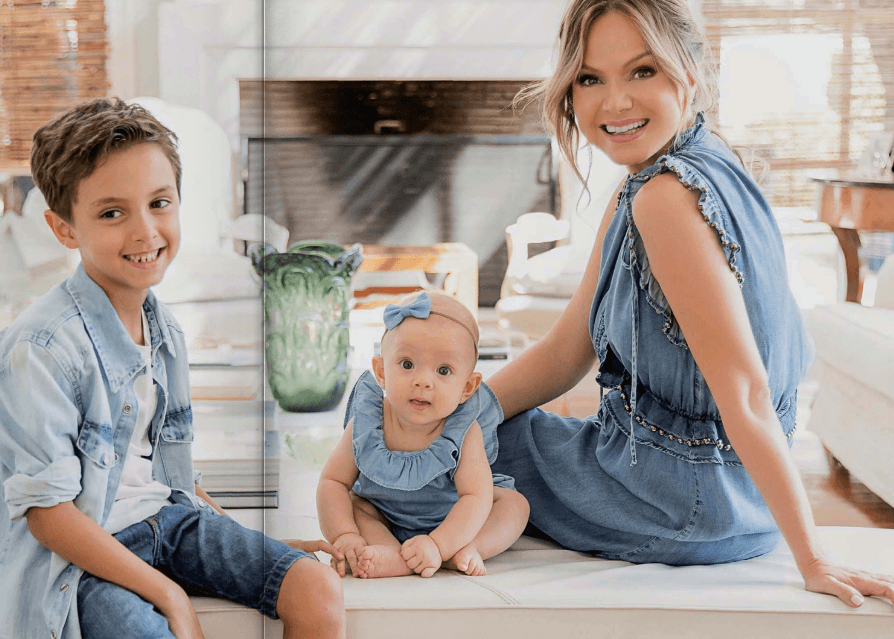 Arthur, Manuela e a apresentadora Eliana (Foto: Reprodução - Revista Caras)