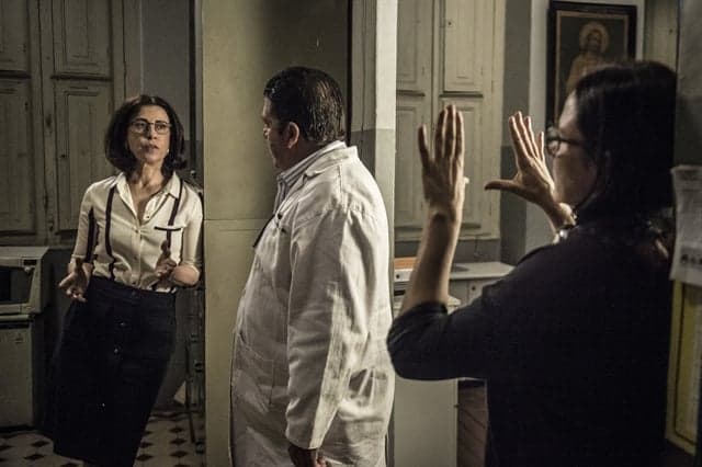 Mini Kerti dirige cena com Fernanda Torres e Stepan Nercessian (Foto: Globo/Mauricio Fidalgo)