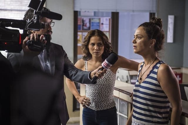 Selma (Carol Fazu) culpa a construtora Athayde pela morte de Lourival (Jackson Costa) (Foto: Globo/Mauricio Fidalgo)