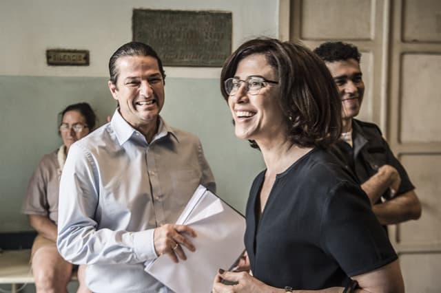 Fernanda Torres e Marcelo Serrado em momento descontraído nos bastidores da série (Foto: Globo/Mauricio Fidalgo)