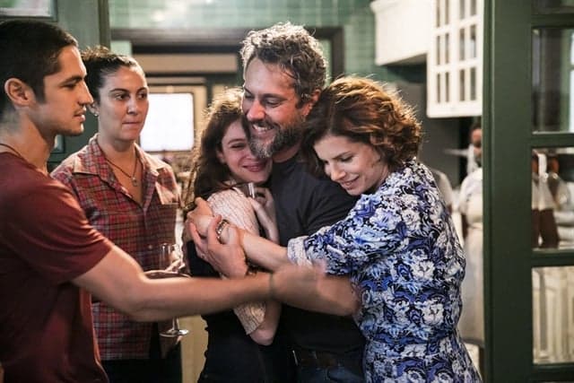 Pedro (Alexandre Nero) comemora saída da prisão em Onde Nascem os Fortes (Foto: Globo/João Miguel Júnior) Pedro (Alexandre Nero) comemora saída da prisão em Onde Nascem os Fortes (Foto: Globo/João Miguel Júnior)