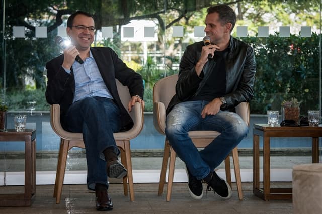O autor Mario Teixeira e o diretor artístico Leonardo Nogueira (Foto: Globo/Fábio Rocha)