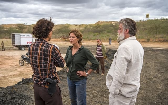 Ramiro (Fábio Assunção) e Plínio (Enrique Diaz) procuram Cássia (Patricia Pillar) no local (Foto: Globo/Estevam Avellar) Ramiro (Fábio Assunção) e Plínio (Enrique Diaz) procuram Cássia (Patricia Pillar) no local (Foto: Globo/Estevam Avellar)