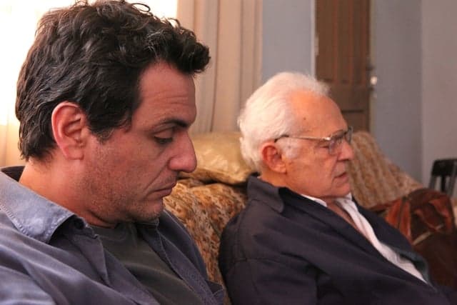 Adriano (Rodrigo Lombardi) e Tibério (Othon Bastos) no último episódio da 1ª temporada de Carcereiros (Foto: Divulgação/Beto Besant)