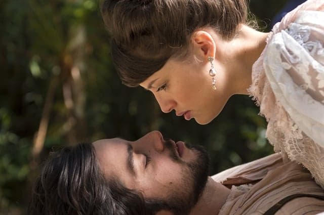 Casal em Orgulho e Paixão, Agatha Moreira e Rodrigo Simas vivem amizade colorida na vida real