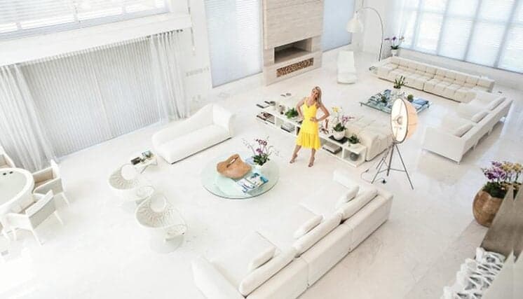 Dona de uma mansão, Ana Hickmann não tem TV na sala e revela como faz para assistir