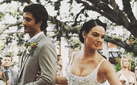 Esperando o primeiro filho, Isis Valverde posa com o maridão e exibe barriga: "Agora somos três''