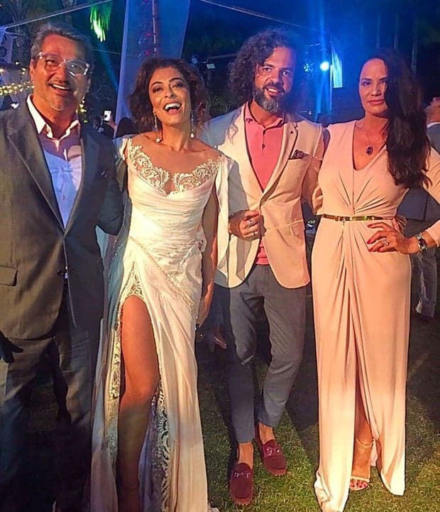 Juliana Paes com vestido branco/nude que deu o que falar no casamento de Isis Valverde (Foto reprodução)