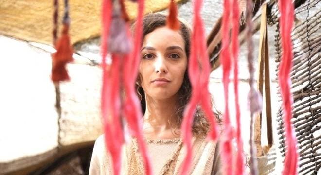 "Cresci muito como pessoa e profissional neste trabalho", afirma Bruna Pazinato, vivendo a protagonista da série Lia na Record