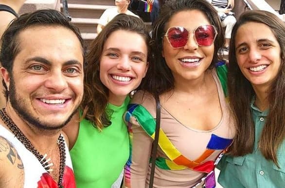 Thammy Miranda, Bruna Linzmeyer e as namoradas posam juntas na Parada do Orgulho LGBT em Nova York