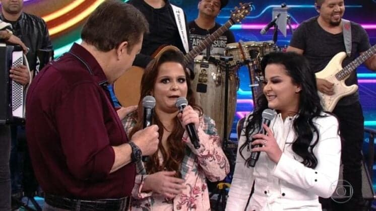 Maiara e Maraisa realizam o sonho de cantar no Domingão do Faustão, se emocionam e não seguram as lágrimas
