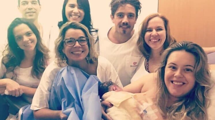 Emocionado, Rafael Cardoso aparece no hospital e se declara para a esposa