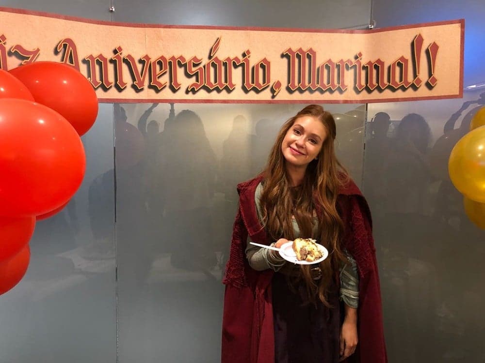 Marina Ruy Barbosa ganhou bolo dos colegas em Deus Salve o Rei (Foto: Ícaro Martins/Gshow)