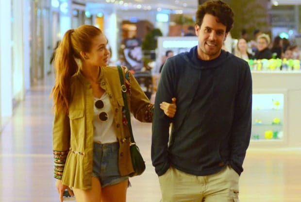 Marina Ruy Barbosa é flagrada com o marido em shopping